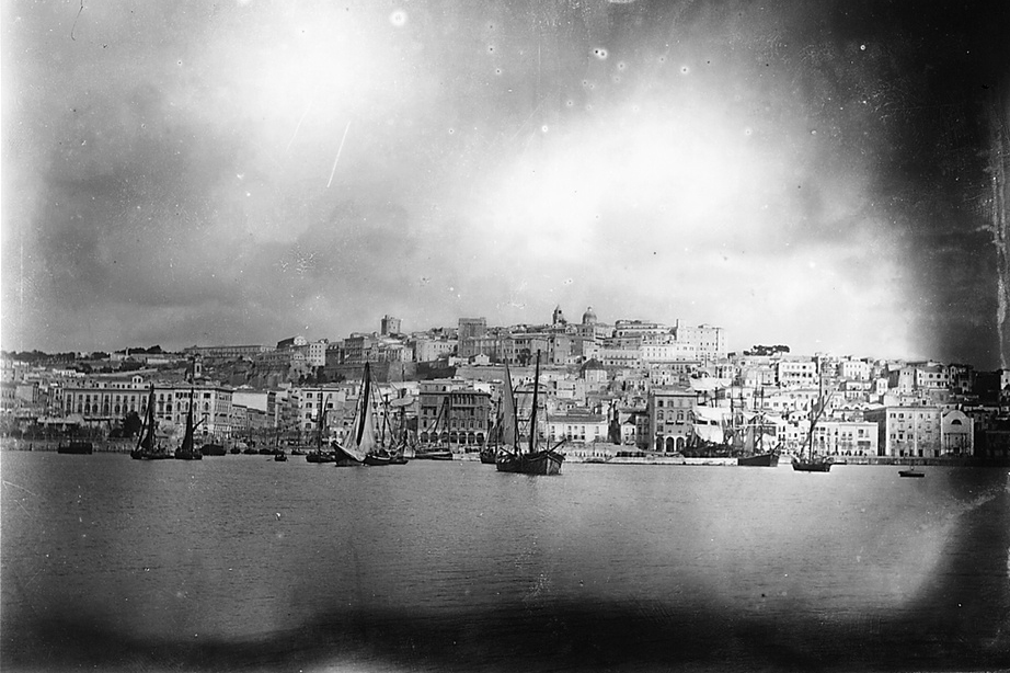 Cagliari panoramica della città dal mare con i velieri