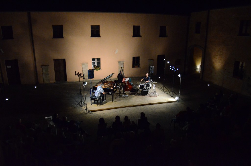 Di Liberto Trio dalle finestre al primo piano del palazzo Laconi 5 settembre 2014 culture festival