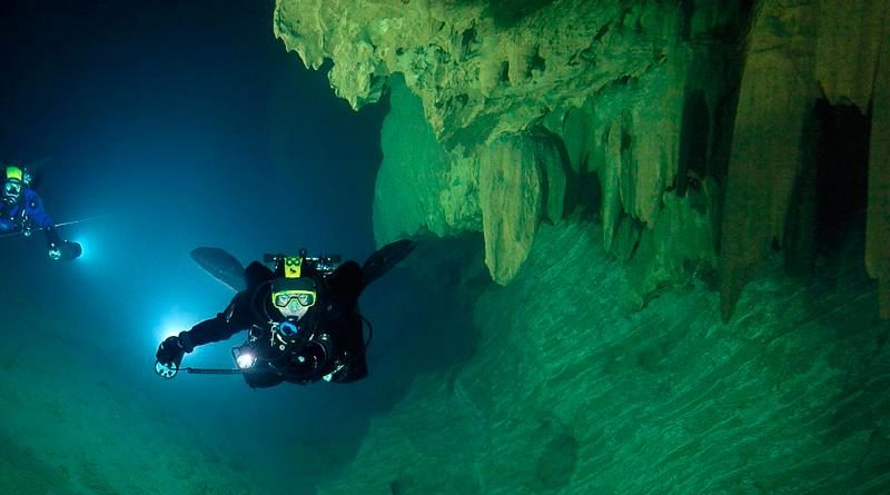 Esplorazioni nelle grotte sommerse della Sardegna. E' in Sardegna la grotta più estesa d'Italia. Il sistema di Su Palu – Monte Longos – Su Molente – Bue Marino raggiunge i 70 Chilometri circa di sviluppo.